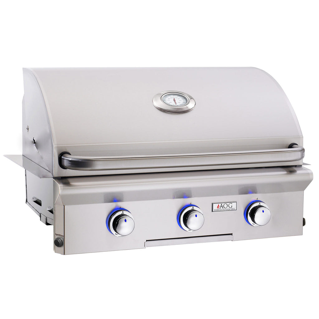 Built-in gas grill with stainless steel lid thermometer and front control knobs