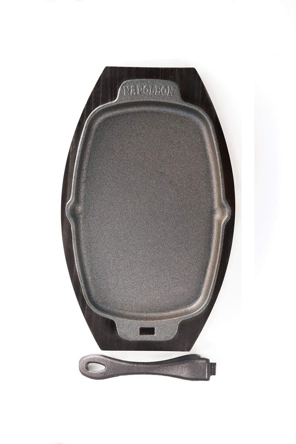 Cast iron sizzle platter skillet with side handle and metal serving tool