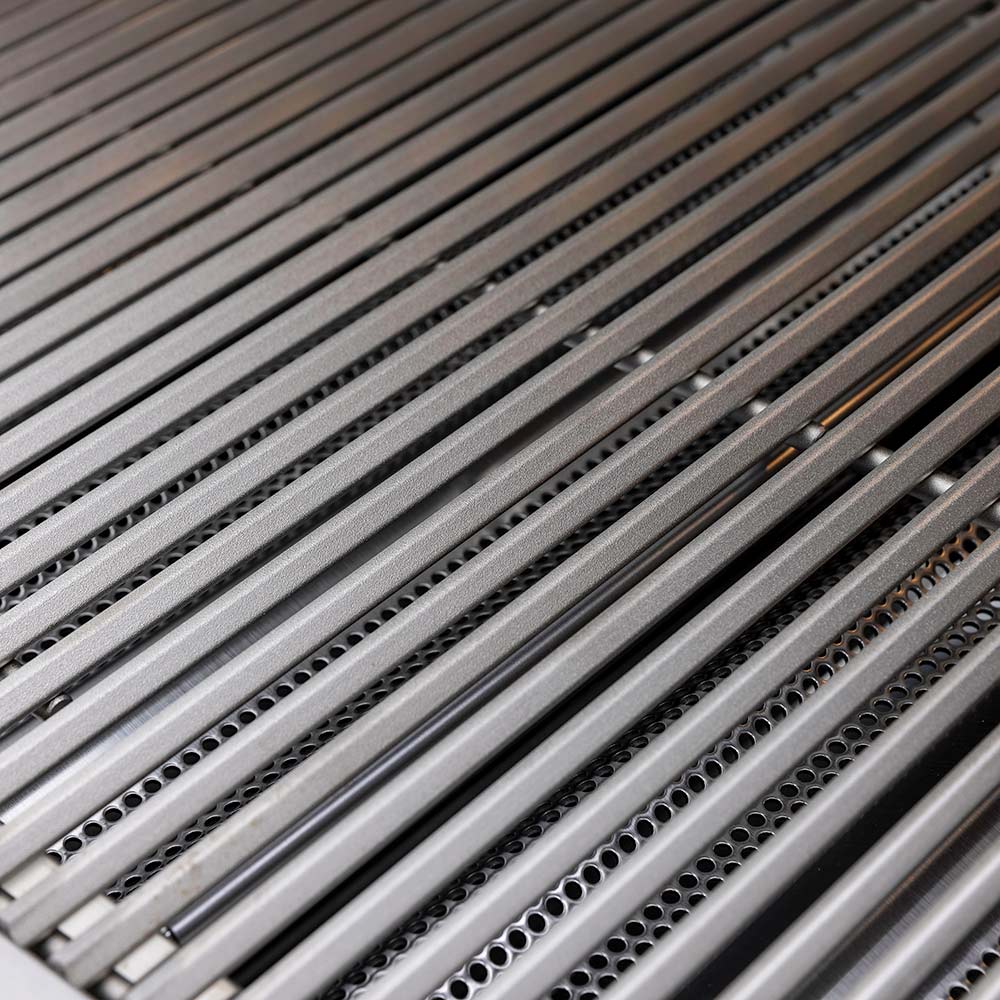 Outdoor grill burner row with metal grates and heat ports