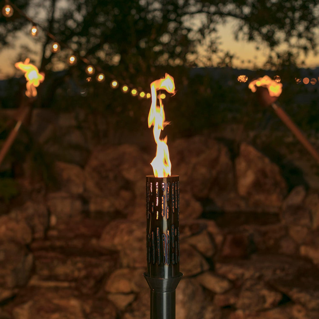 Burning gas torch with perforated cylindrical burner and dark pole
