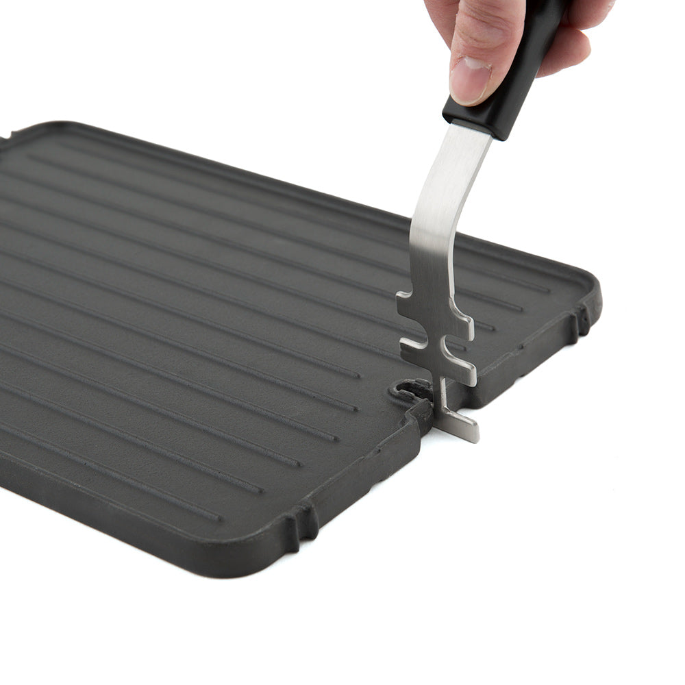 Cast iron griddle with handle attachment clip on ridged cooking surface