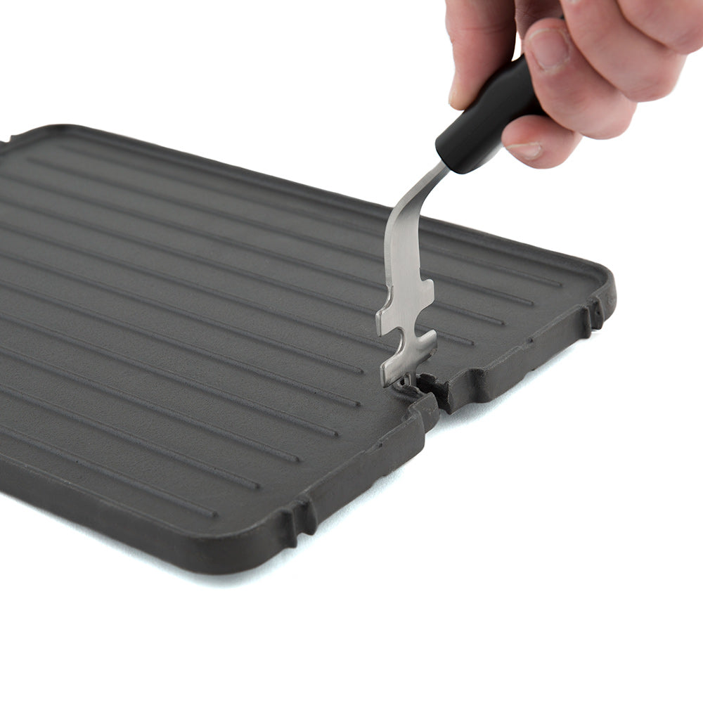 Cast iron griddle with handle clip and ridged cooking surface