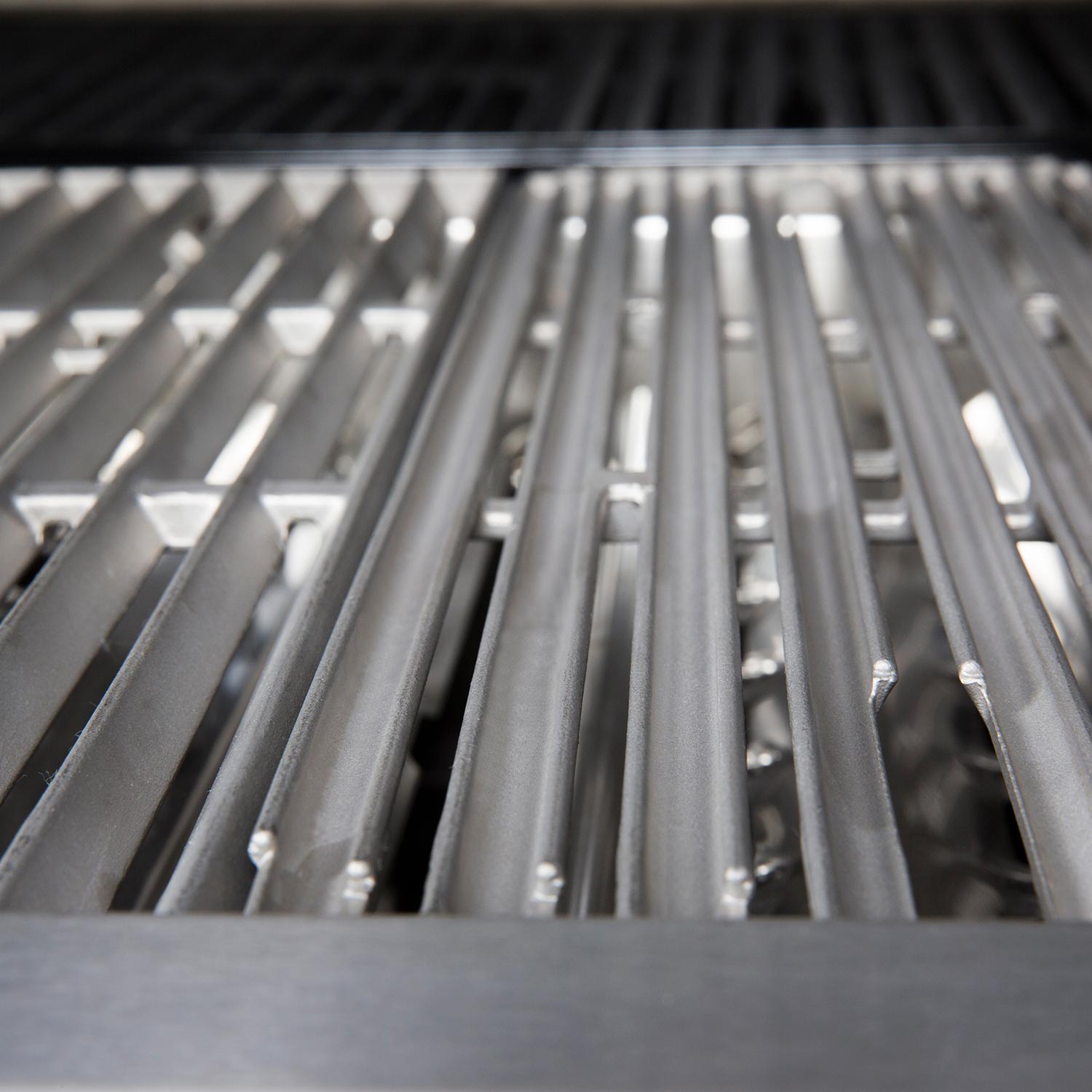 Close-up of stainless steel cooking grid bars with cross supports