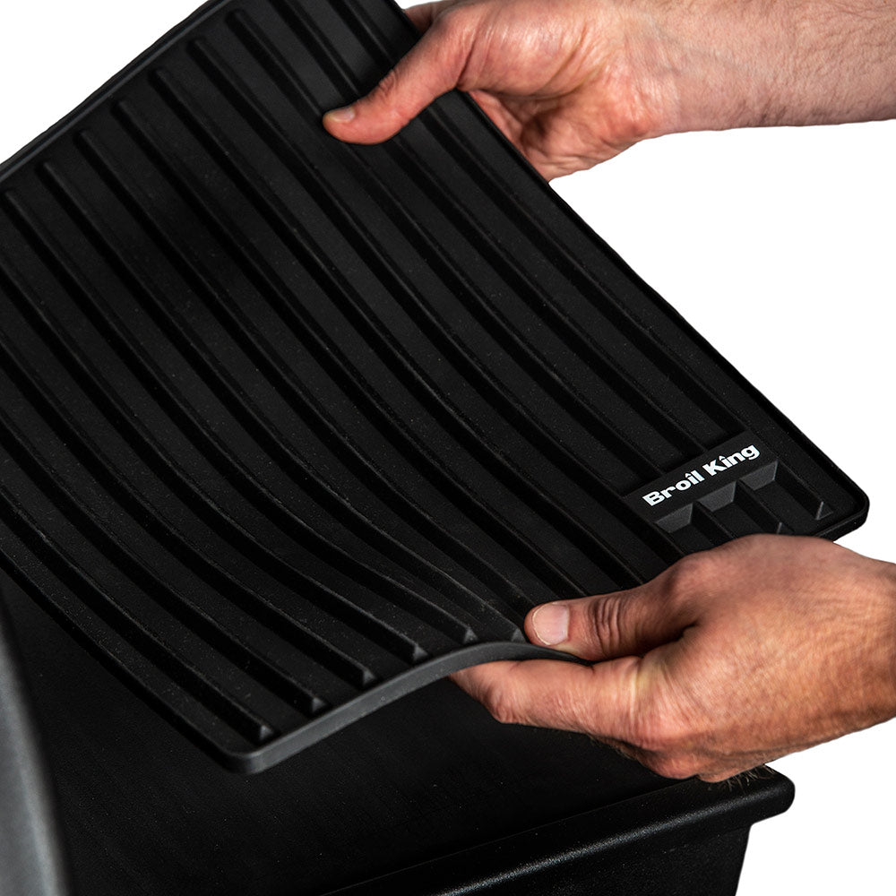 Black silicone mat with ridged grooves and Broil King badge, edge tab