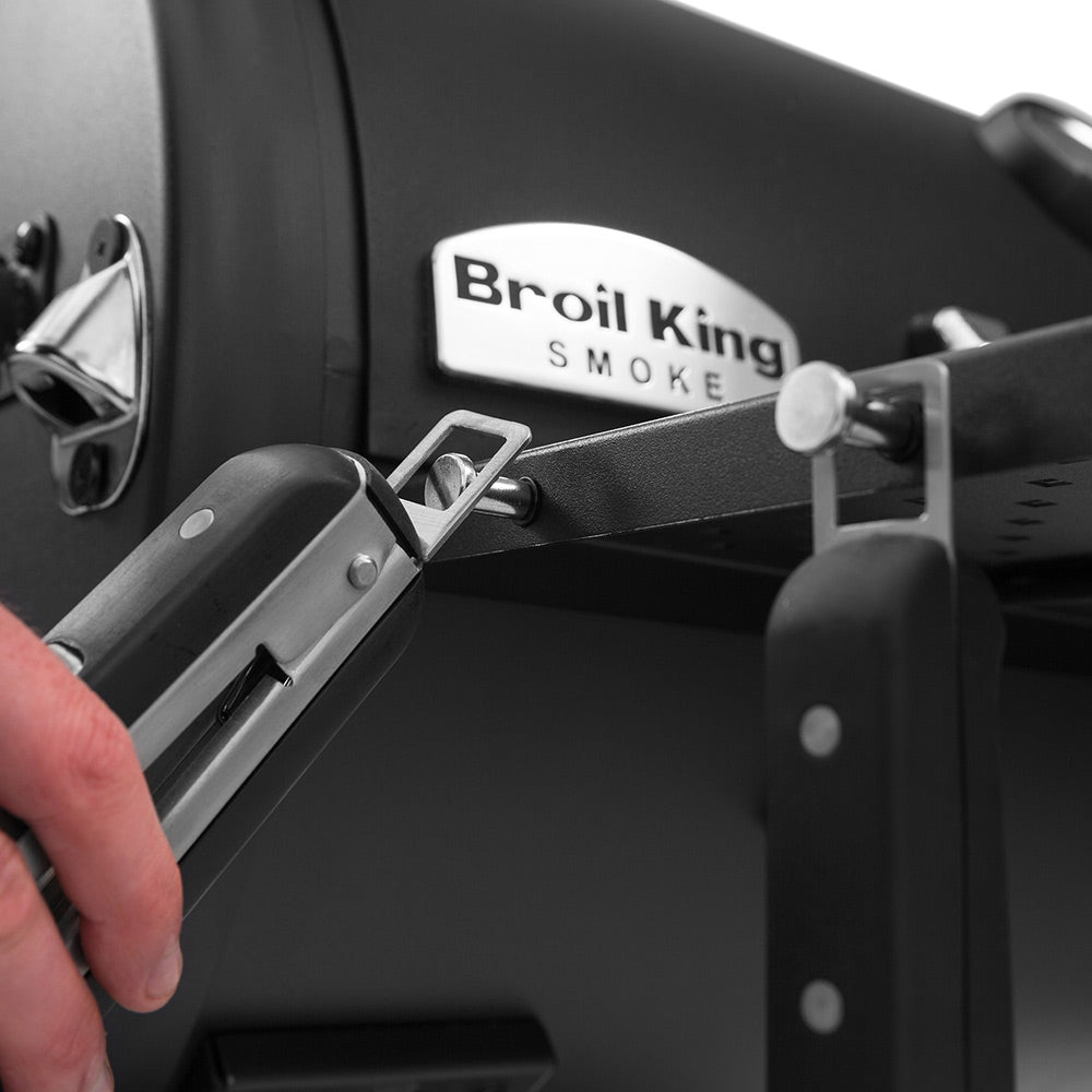 Broil King smoker side latch and handle on the grill body