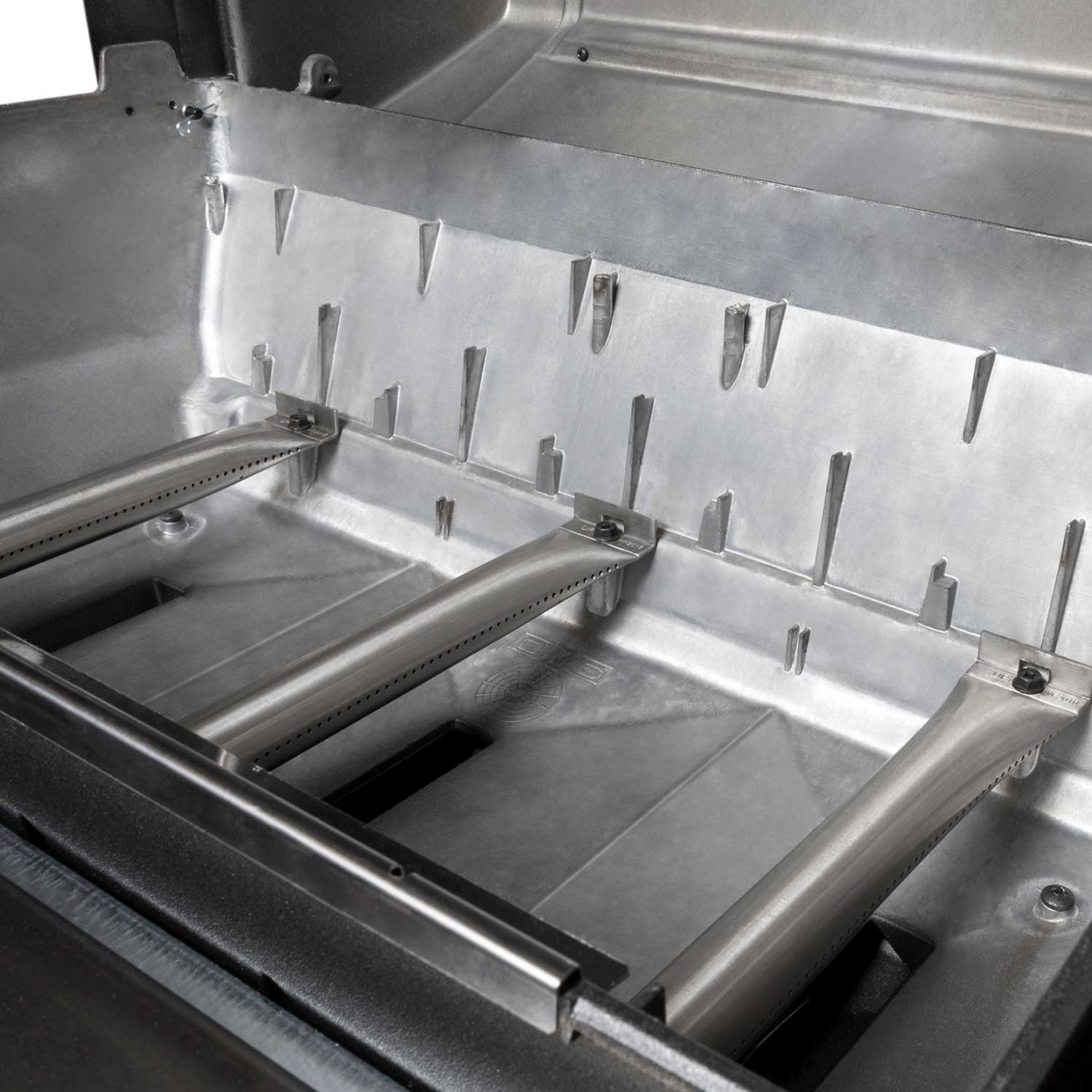 Grill cooking chamber with metal flavor bars and grate supports