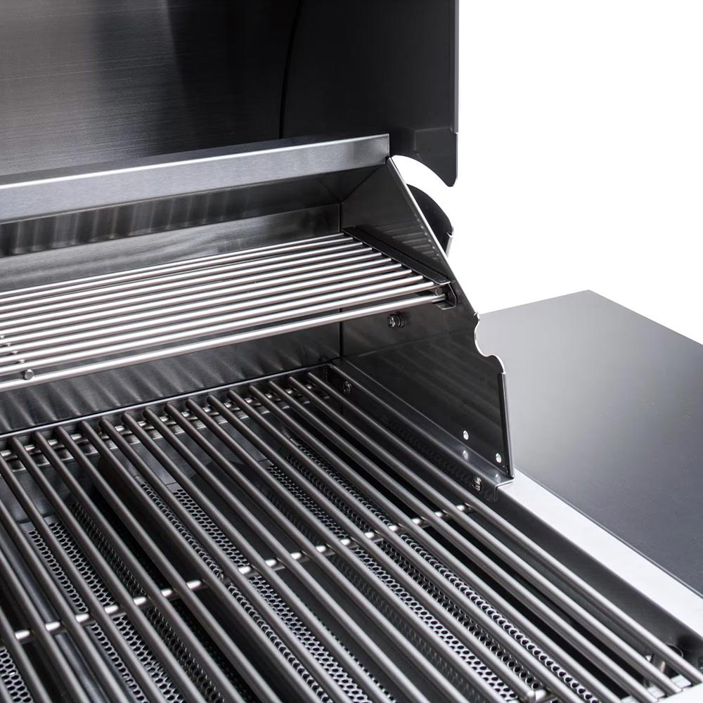 Open gas grill with ribbed cooking grates and heat shield side panel