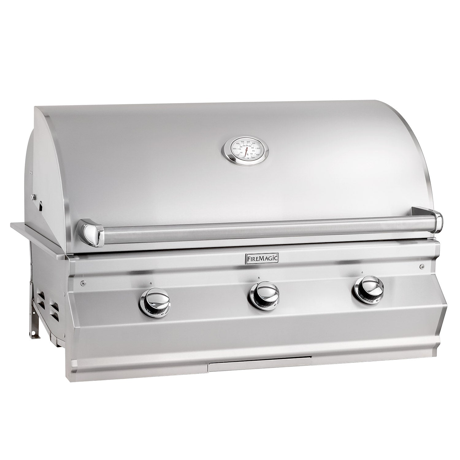 Built-in gas grill with stainless lid and three front control knobs