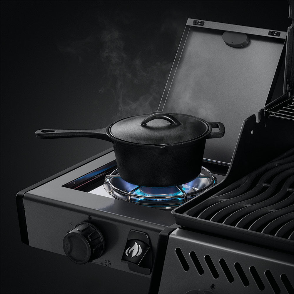 Side range burner on propane gas grill with pot heating on grate