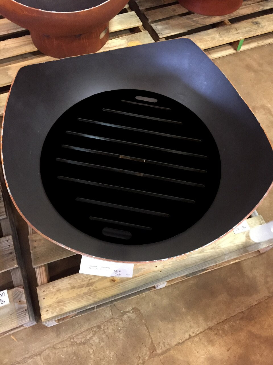 Round fire pit basin with interior vented grate and side rim