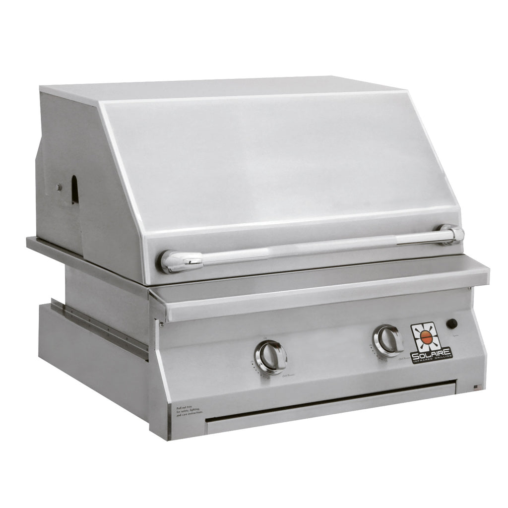 Stainless built-in grill with closed lid, Solaire badge, and front control knobs