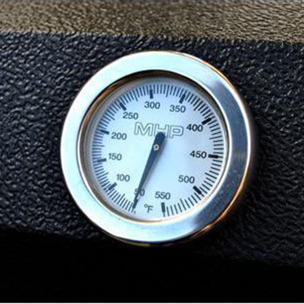 Built-in lid thermometer gauge with temperature scale on grill
