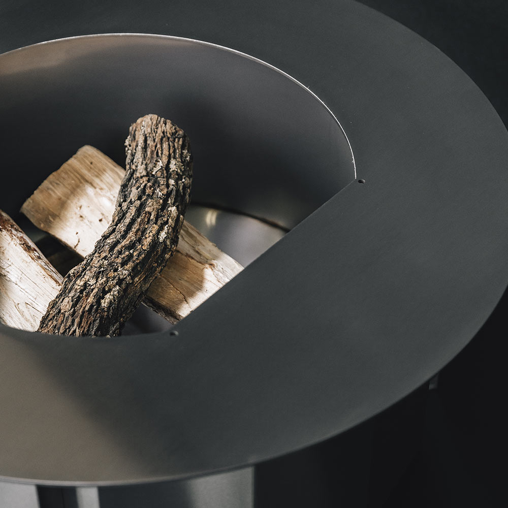 Round burn chamber with logs and curved inner wall