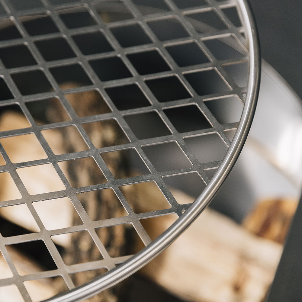 Stainless wire mesh cooking grate with square grid pattern
