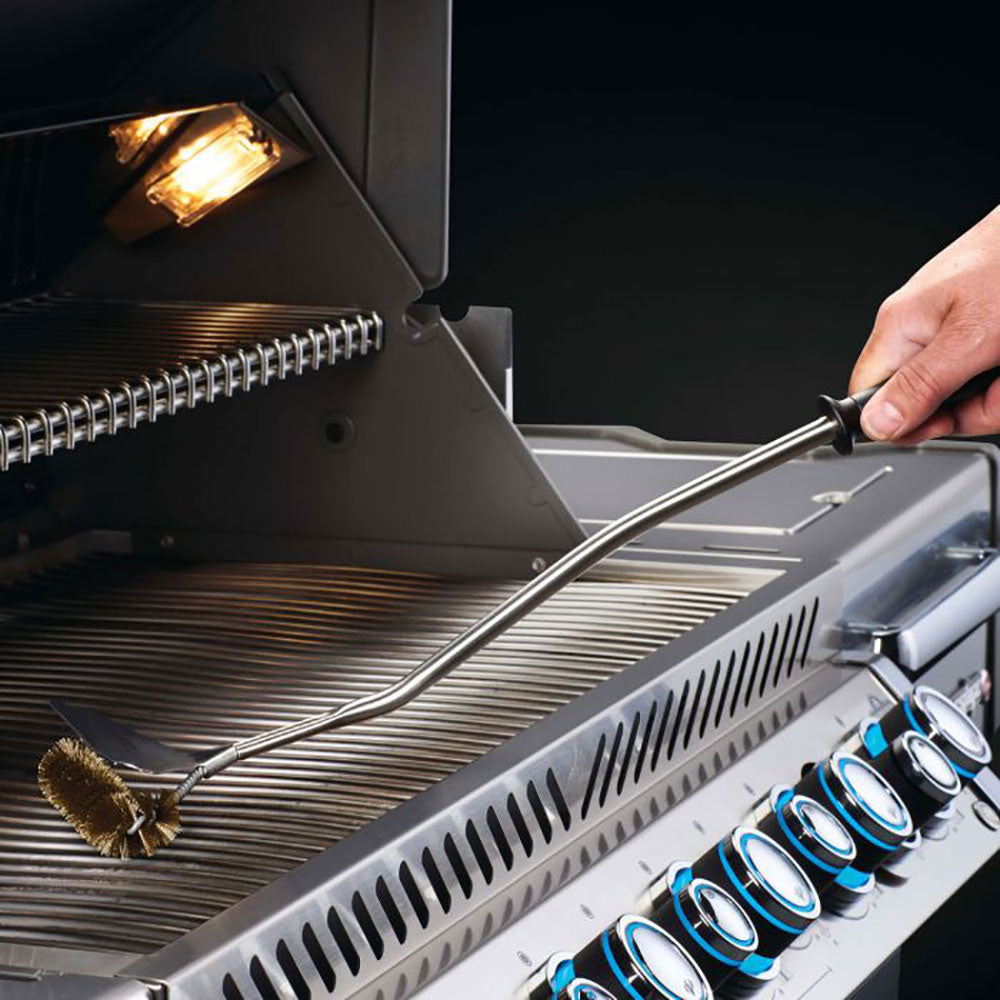 Long-handled grill grid brush for scrubbing barbecue grates
