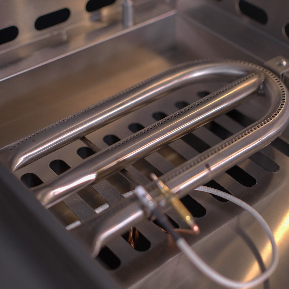 Stainless steel griddle burner assembly with vented rail and burner grates