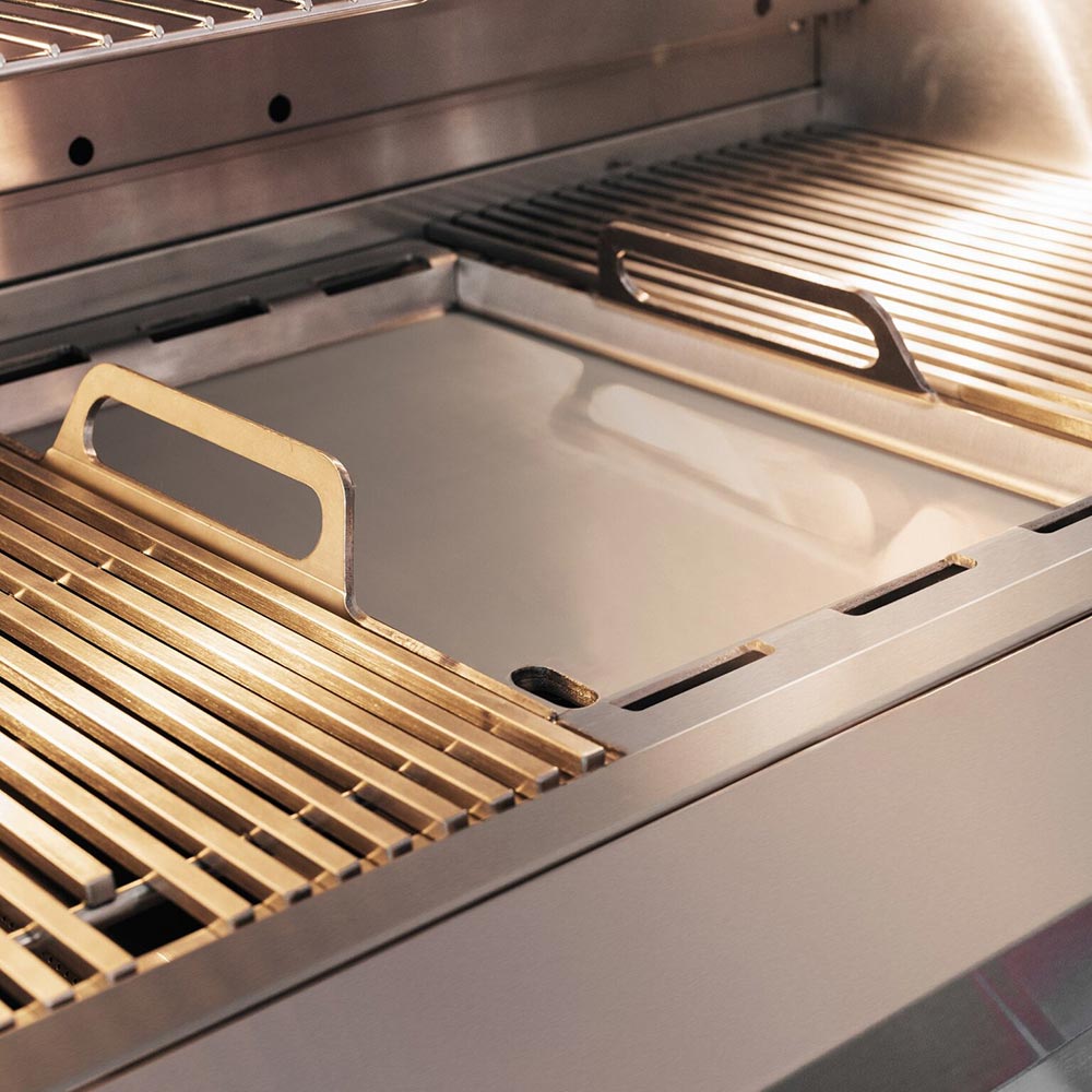 Built-in gas grill firebox with cast warming or grilling grates and heat deflector plate