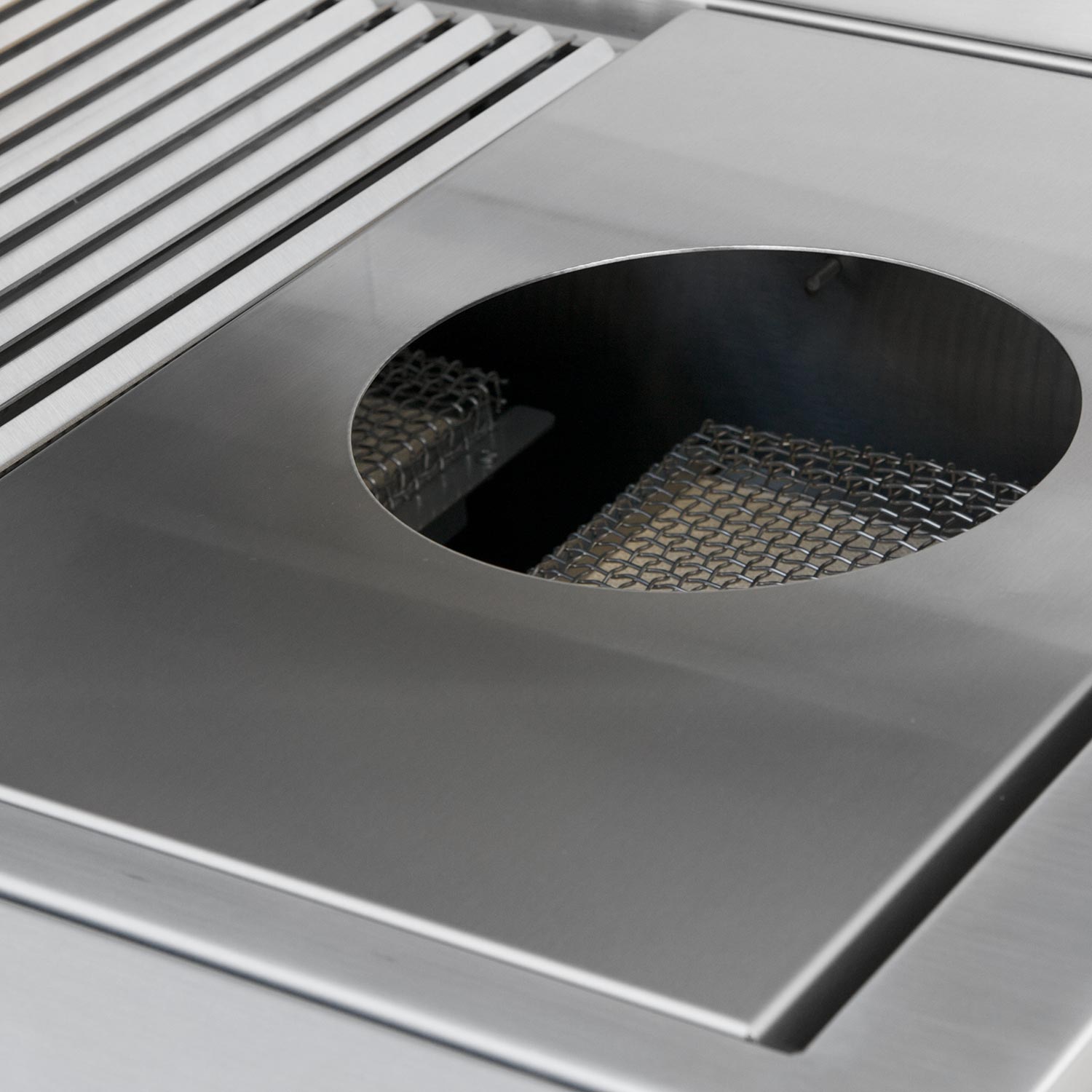 Stainless steel wok cooking grid insert with mesh surface