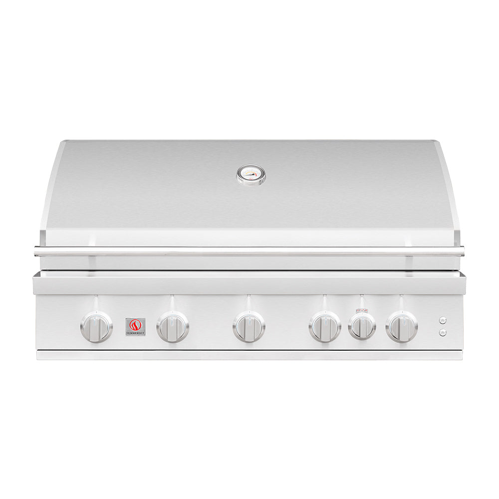 Built-in gas grill with stainless steel lid and front control knobs, 40-inch width