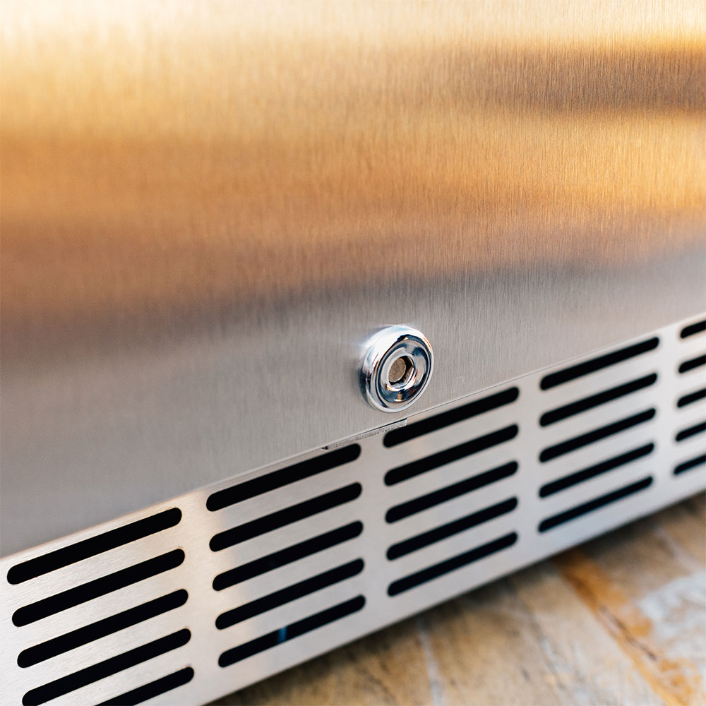 Fridge bottom vent grille with fastener on stainless body