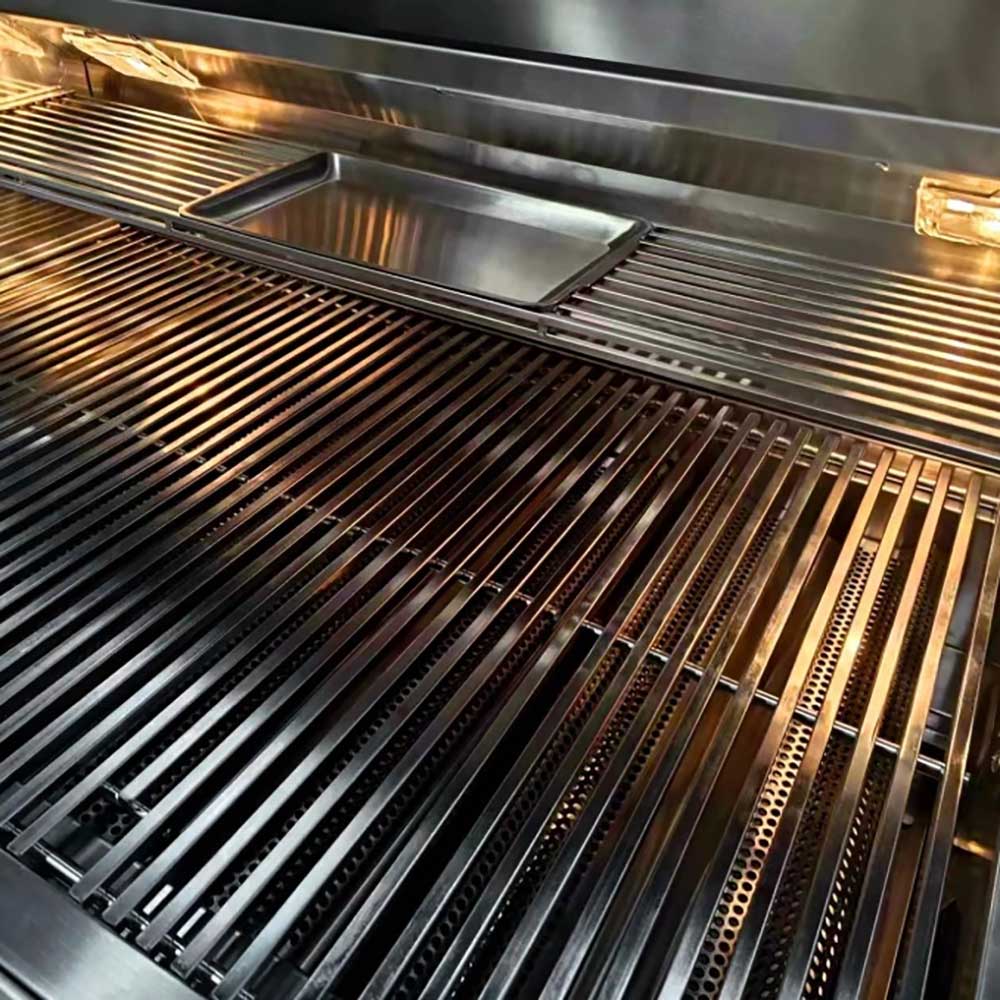 Stainless grill cooking grates and heat deflector bars inside the firebox