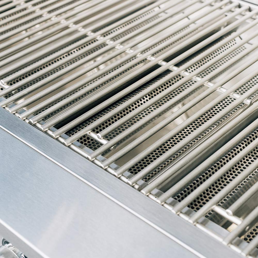 Stainless cooking grates with parallel bars on built-in gas grill
