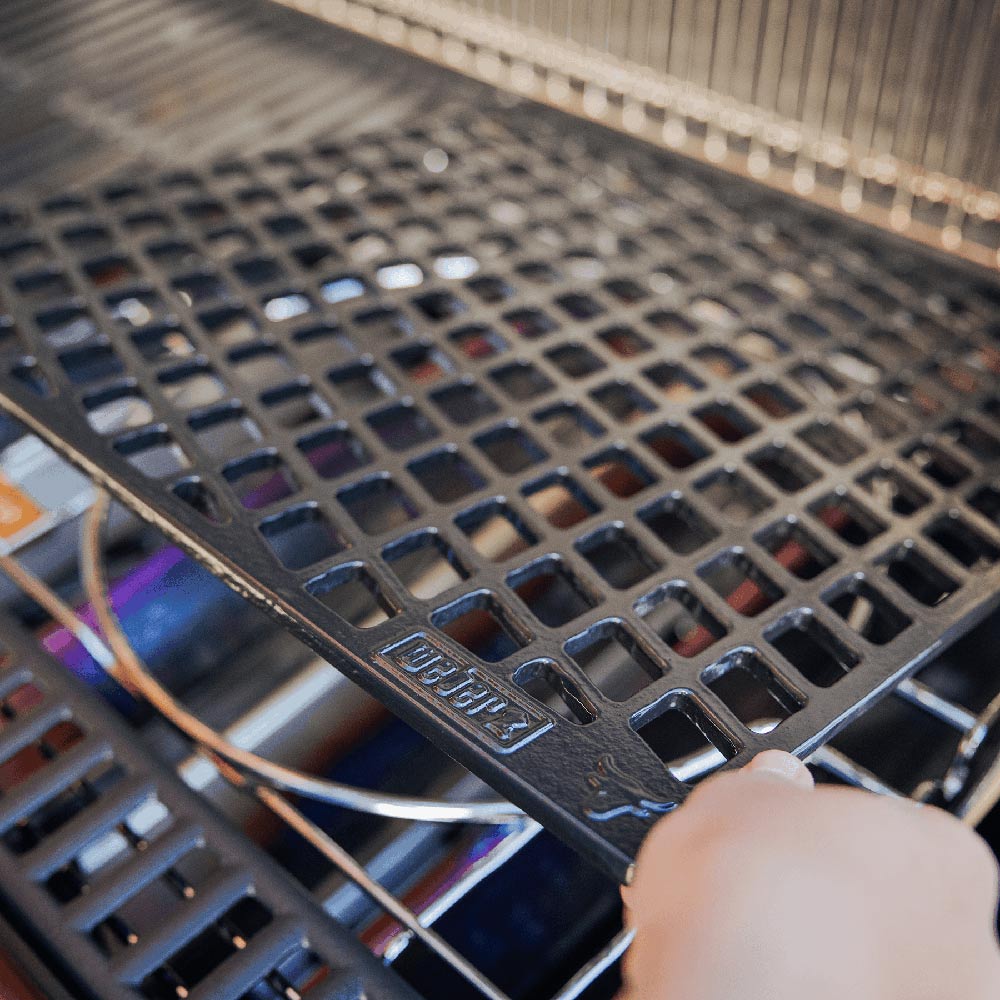 Dual-sided sear grate with raised handle section and open metal grid